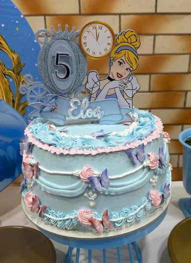 Bolo azul da Cinderela com borboletas e topper de festa