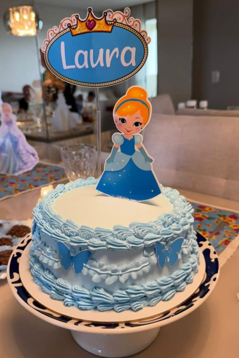 Bolo azul decorado com borboletas e toppers de aniversário