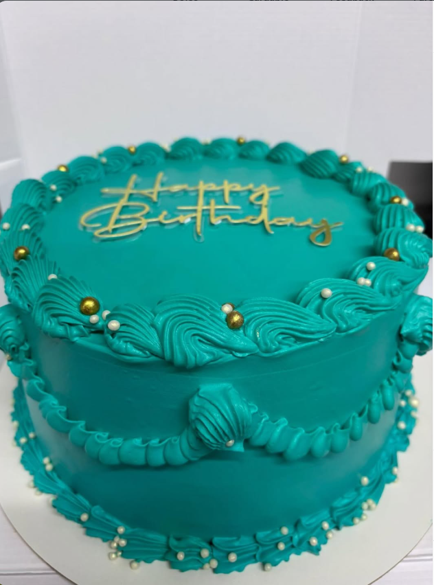 Bolo vintage verde com pérolas e detalhes dourados